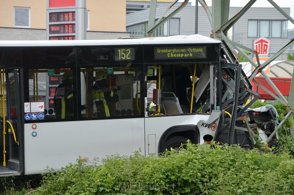 Schwerer Bus Unfall Koeln Porz Gremberghoven Neuenhofstr P112.JPG - Miklos Laubert